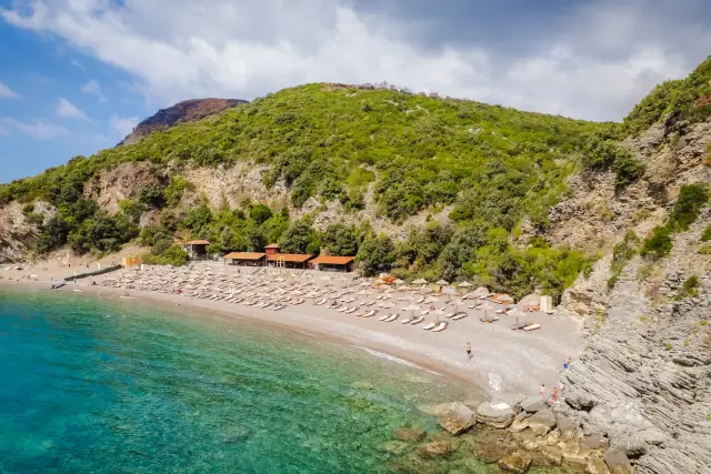 Čanj beach beneath the hills